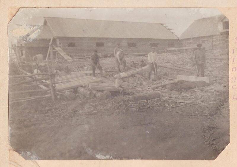 Фотография чёрно-белая «1941 г. постройка телятника, переоборудование скотного двора»