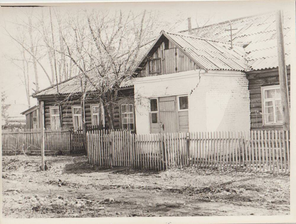 Фотография черно-белая. Старое здание райбольницы, 1983 год в городе Юрга.