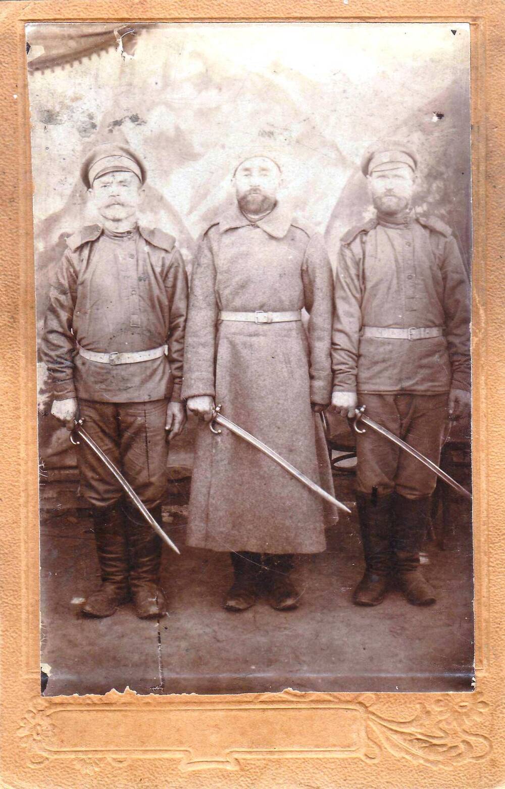 Фото на паспарту, 3 солдата в форме царской армии 1915 г.