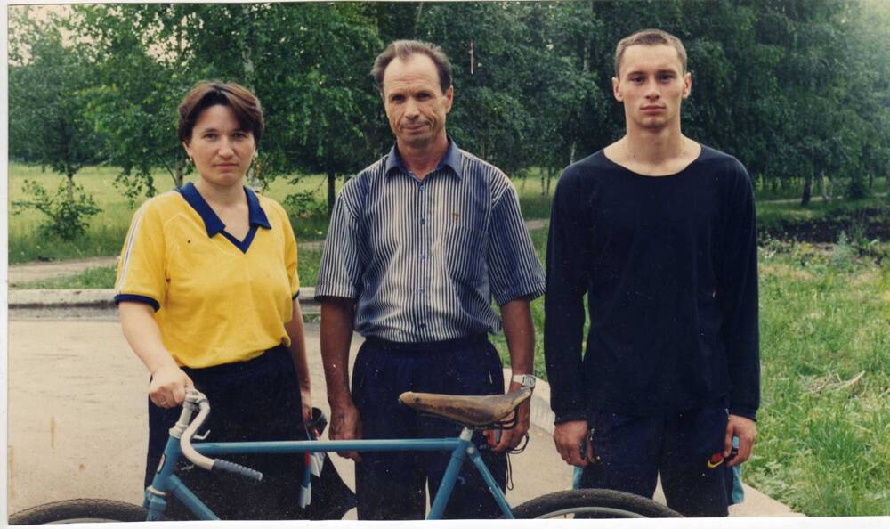 Фото. 5-е областные олимпийские игры. п. Чердаклы 1996 г. Сборная команда Сенгилеевского района по велокроссу.