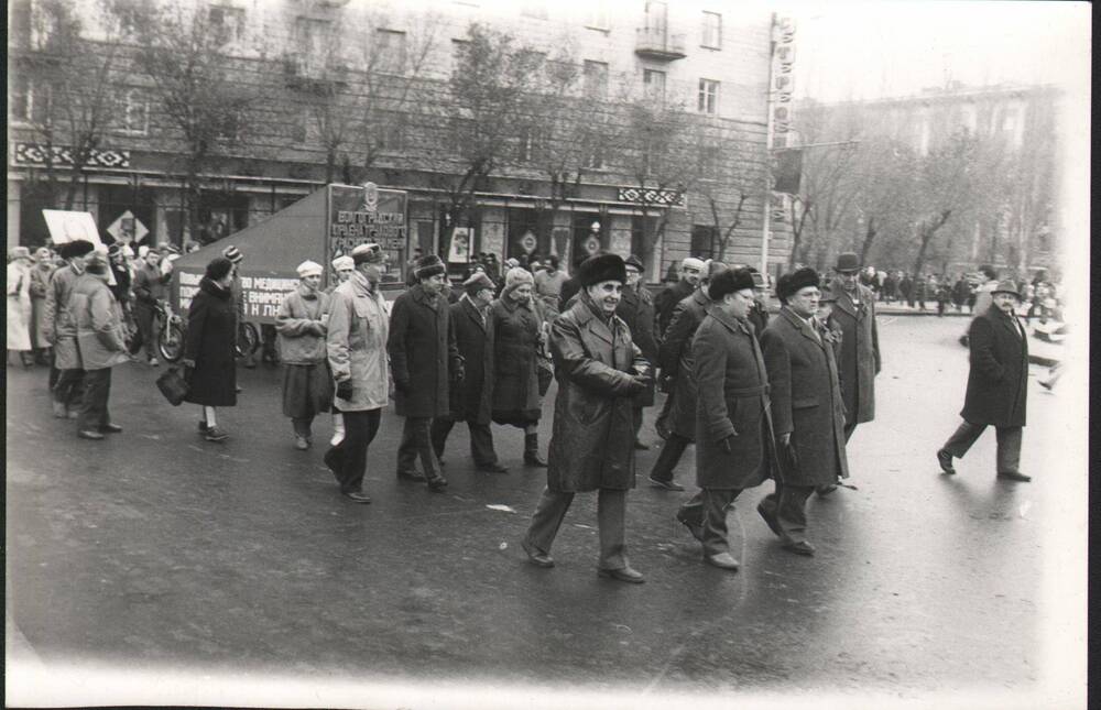 Фото.
Сотрудники ВГМИ на демонстрации 7 ноября 1988 г. В 1-м ряду: 1-й Г.В. Ефимов; во 2-м ряду – А.Б. Зборовский, Ю. А.Рубайлов.