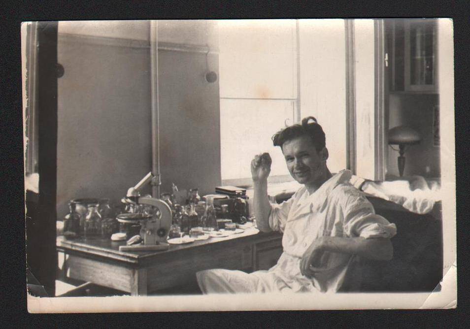Фото.
А.И. Рукавишников в лаборатории. 1950-е гг.