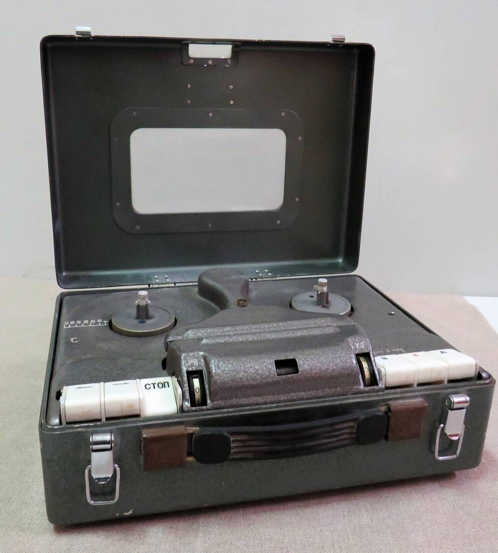 Диктофон катушечного типа 1960-х годов (без катушек) - запись путём распечатки