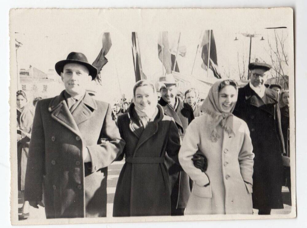 Фото. Ф. А. Избышев в праздничной колонне первомайской демонстрации. СССР, Омск, 1 мая 1960 г.