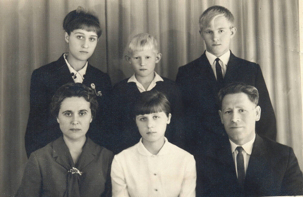 Фотография. Смирнов Сергей Иванович (1-й пряд, 1-й справа) в кругу семьи.