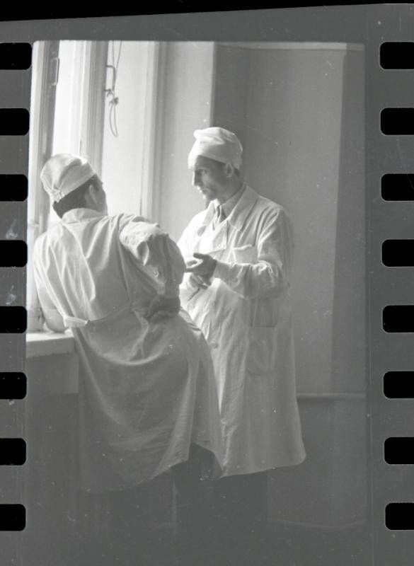 Негатив. 3-я Советская больница в городе Саратове Хирурги В.В. Красовский и А.И. Антонов у окна больницы