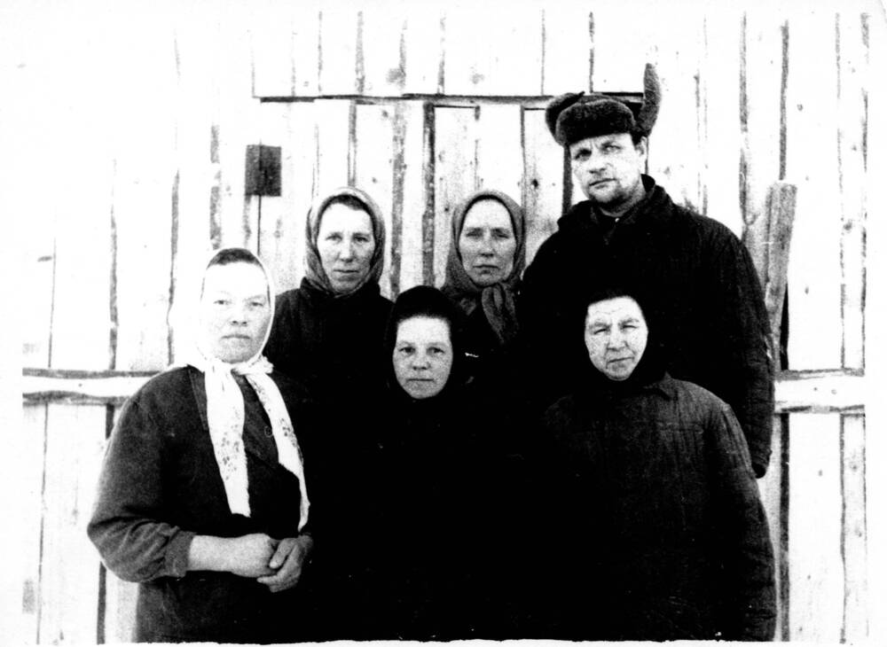 Фото: Доярки колхоза «Иртовский» с бригадиром фермы, с. Ирта, 1975 г.