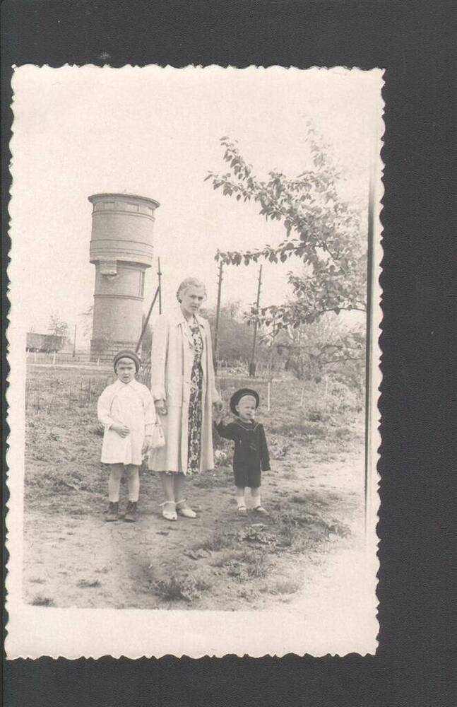 Фотография. Чурсина В.П. с внуками возле железнодорожного вокзала п. Прохоровка. 