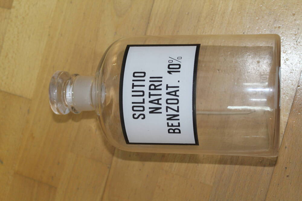 Бутыль стеклянная с надписью «Solutio natrii benzoate. 10 %