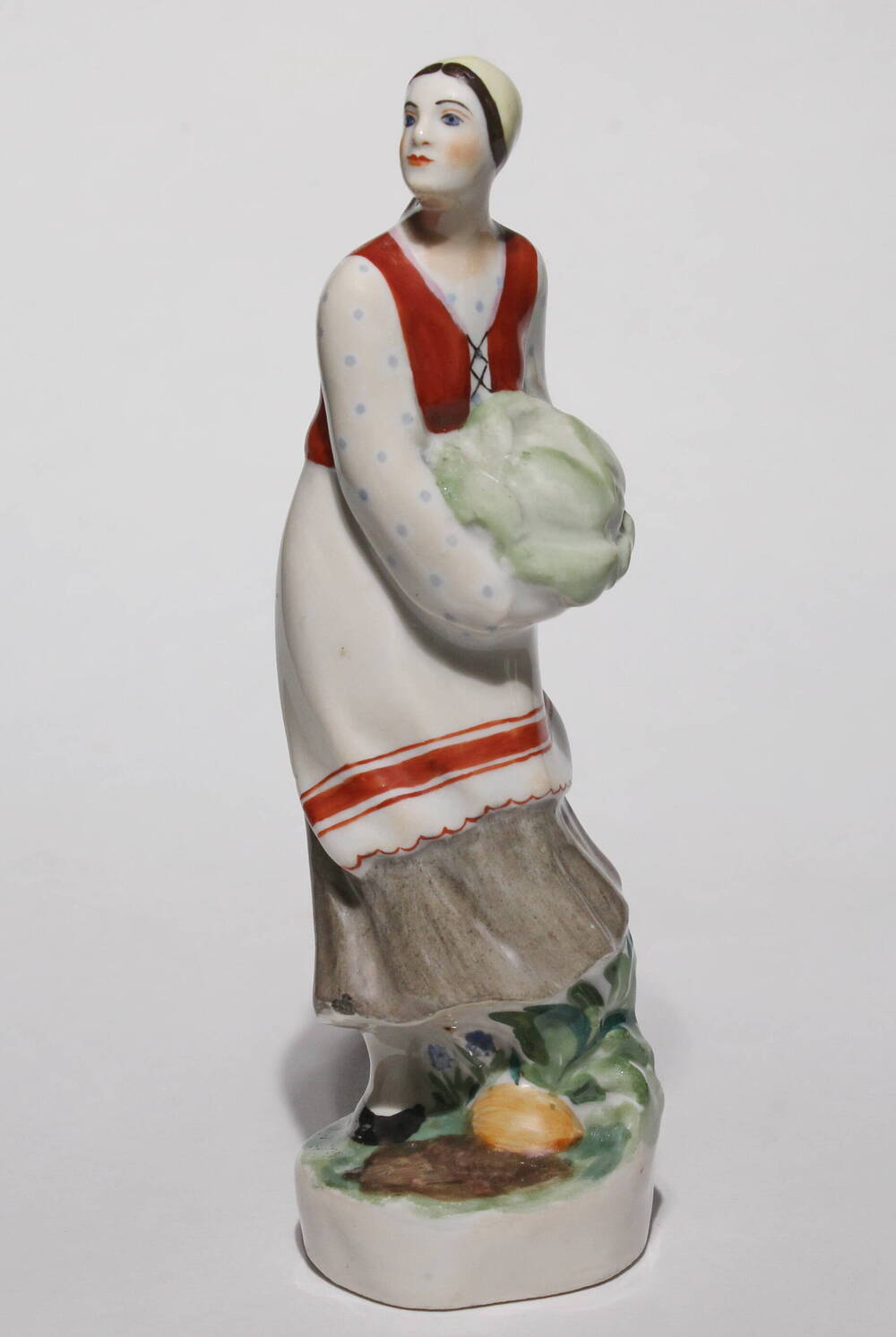 Скульптура Девушка с капустой (Сбор овощей).