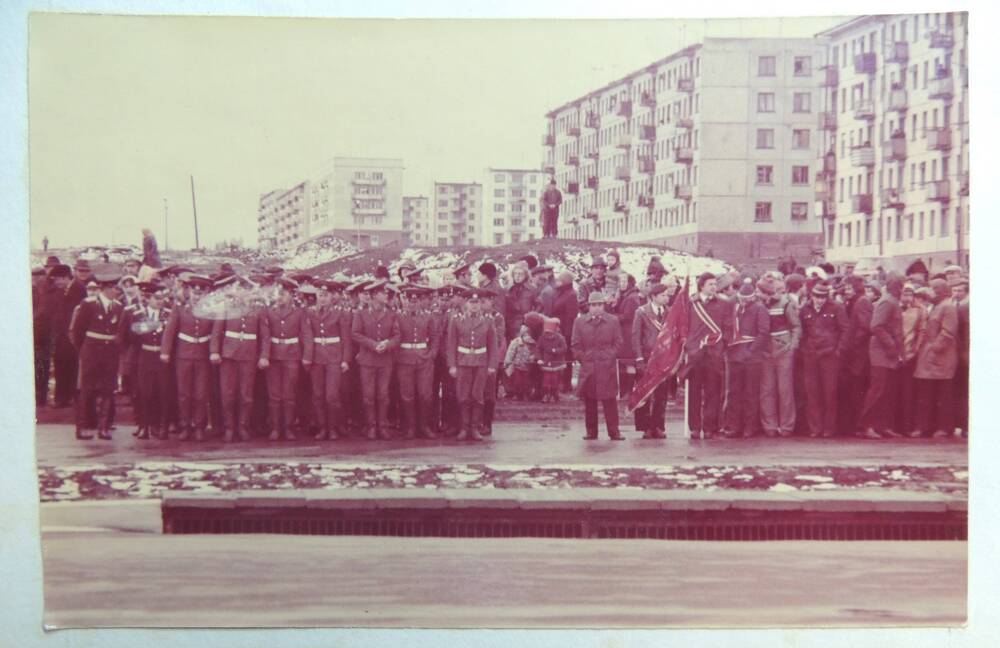 Фотография цветная, отображающая проведение праздника Победы.