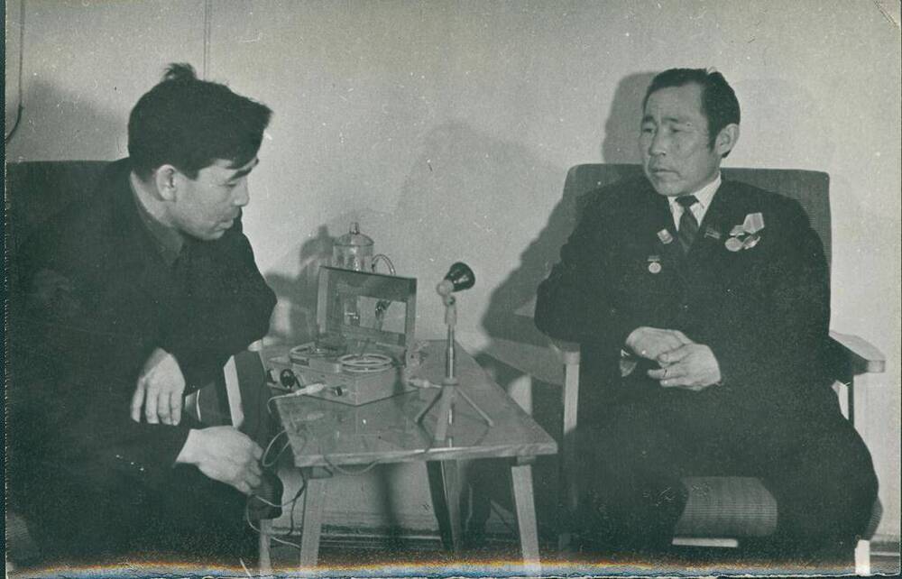 Фотография ч/б  Коеркова И. И. с Тапананом И. Н. в Корякской окружной радиоредакции