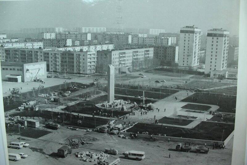 Строительство монумента Победы молодежью города. Фотография