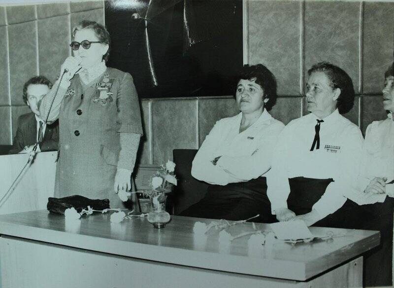 Встреча ветеранов Великой Отечественной войны на вечере, посвященной 40-летию Победы. Фотография