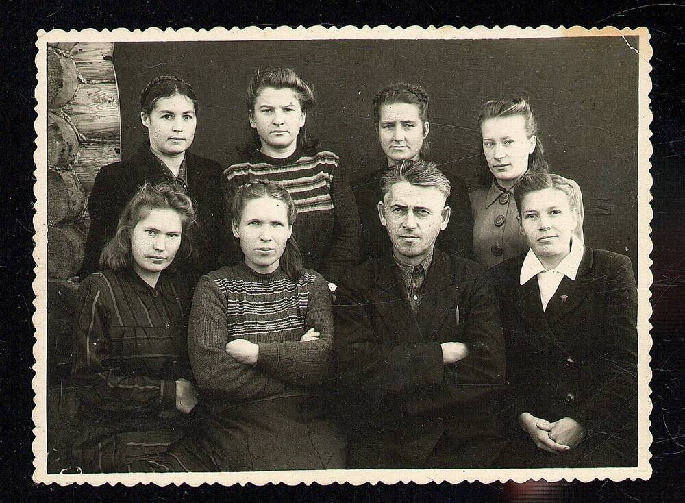 Фотография: Учителя школы №19 Портрет групповой, в фас, поколенный. На снимке 8 человек, Чухланцева Е.С. – 1-й ряд 2-я слева Сарапул, 1951 г.,1л.