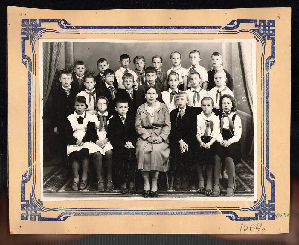 Фотография: Учащиеся 4-го класса школы №19. Портрет групповой. На снимке 23 человека, 9 девочек и 13 мальчиков, в парадной форме Чухланцева Е.С. – в центре, г. Сарапул, 1964 г.,1л.