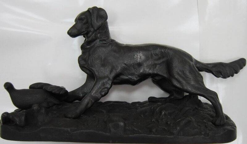 Скульптура Собака сеттер на стойке.