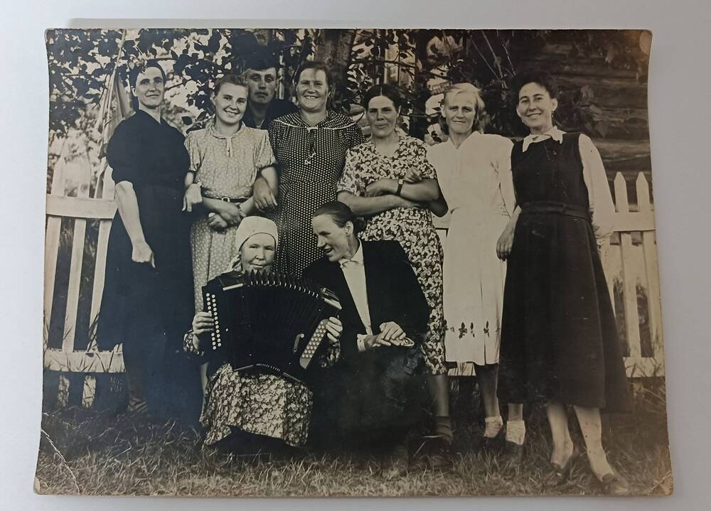 Фотография группы  из 8 челеловек -жителей  д.Копьёво и ж/д казармы 183 км. 1957-1963 гг.