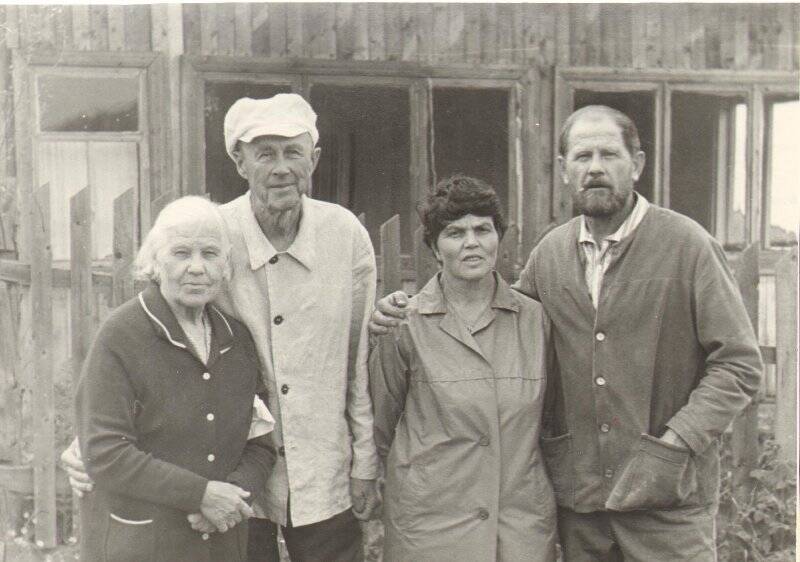 Фотография черно-белая. «Собакин К.М. с женой и своими родителями»