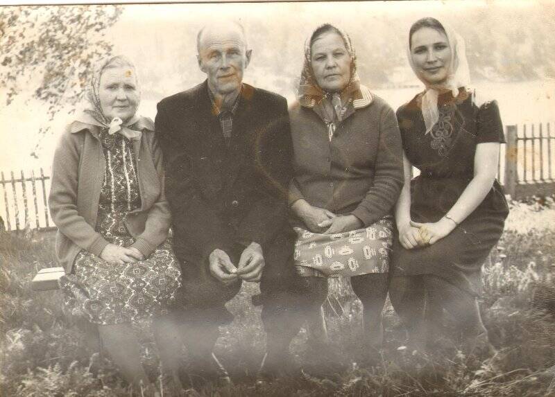 Фотография черно-белая. «Супруги Собакины Милий Николаевич и Александра Александровна и две женщины»
