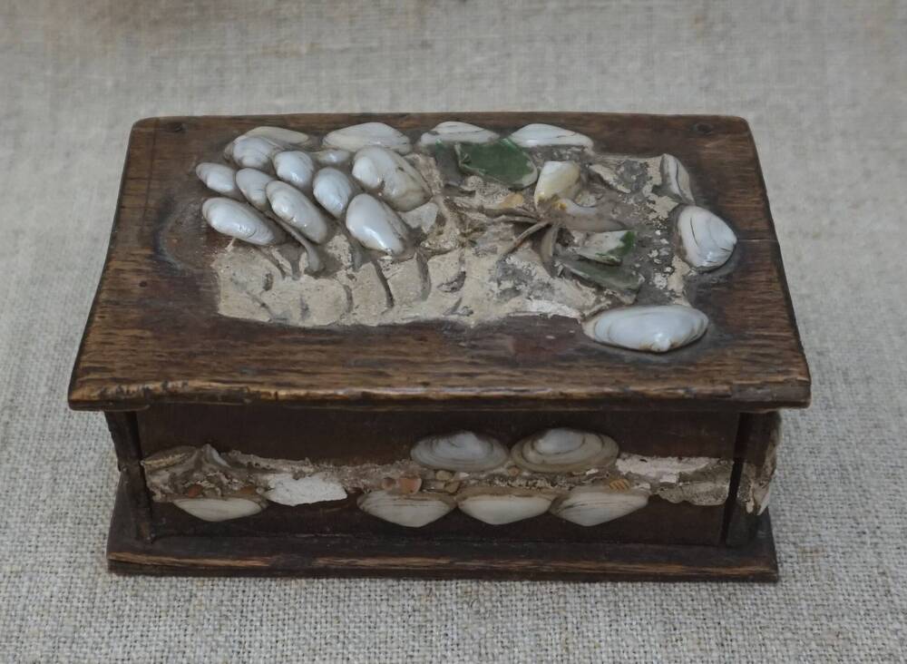 Деревянная коробочка, отделанная ракушками