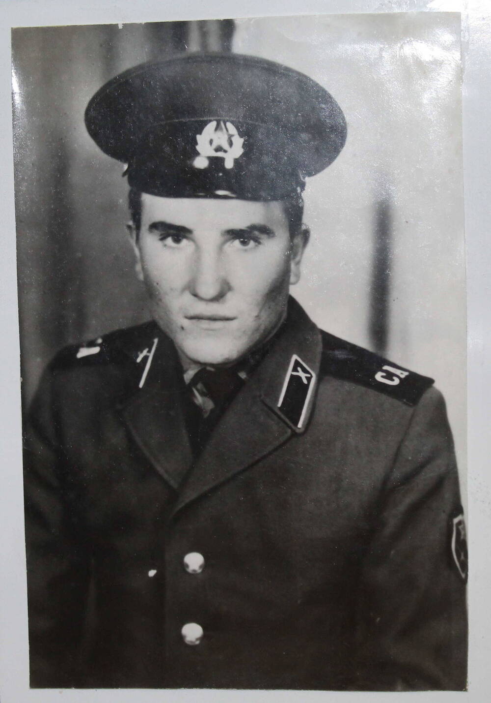 Фотография Хворостова Виктора Николаевича в военной форме, воина-интернационалиста ДРА, снимок погрудный, 1983 года.