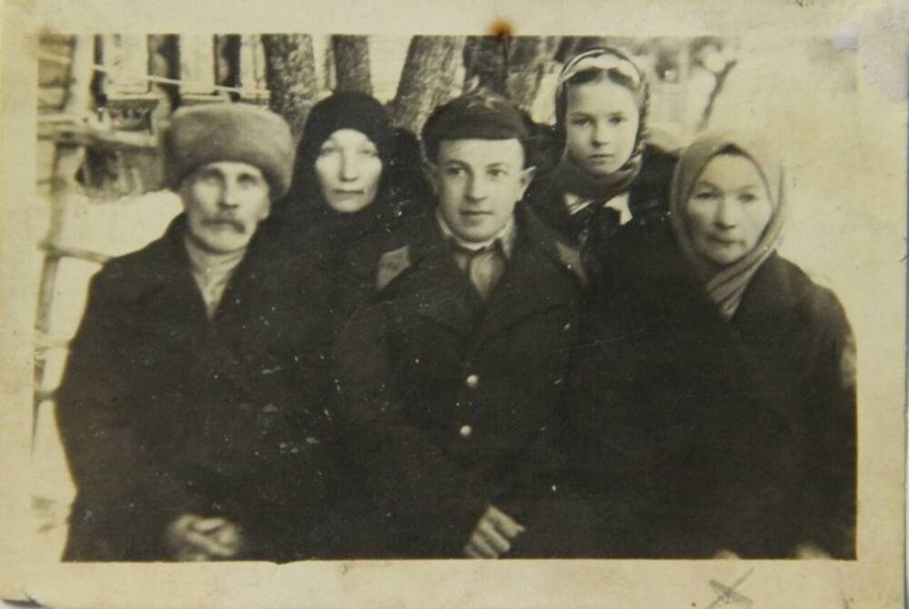 Фотография Г.Г. Николаева в кругу родственников