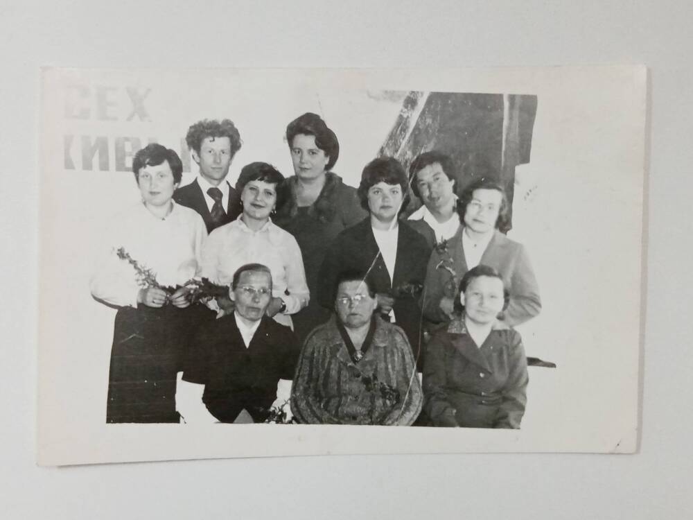 Фотография  коллектива учителей Копьёвской сельской средней школы - 10 человек.  1979 г.
