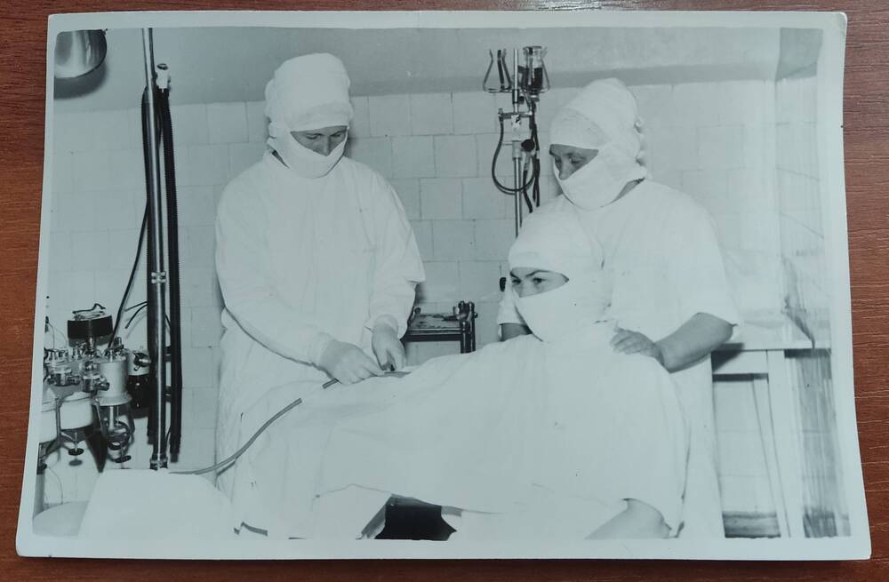 Фото ч/б сюжетное женщина - врач и медсестра