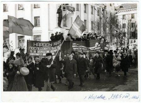 Фотография. Фото сюжетное. Сотрудники станции гигиены труда на первомайской демонстрации.