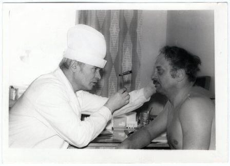Фотография. Фото сюжетное. Закириянов Марсел Закириянович, врач невропатолог I категории (до 1992 г.), за осмотром пациента.