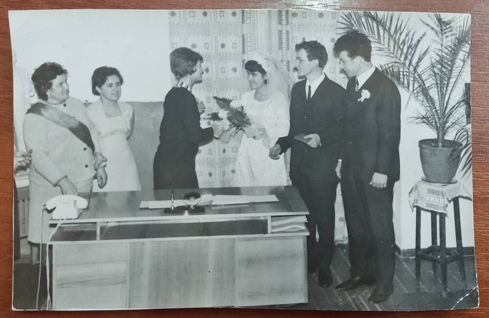 Фото ч/б сюжетное  свадебное  регистрация молодых