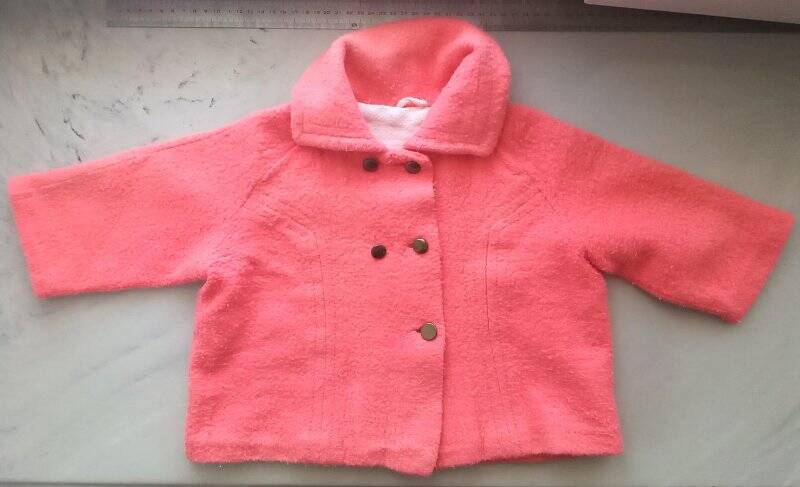 Пальто детское розового цвета.