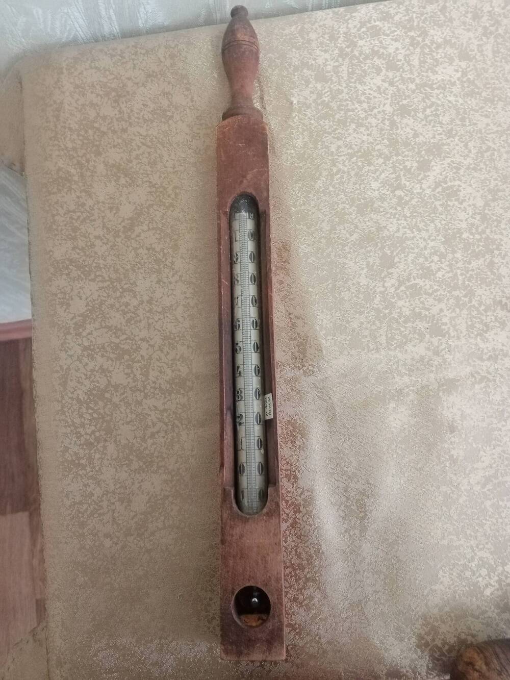 Reaumur в деревянной оправе, точеной фигурной ручкой