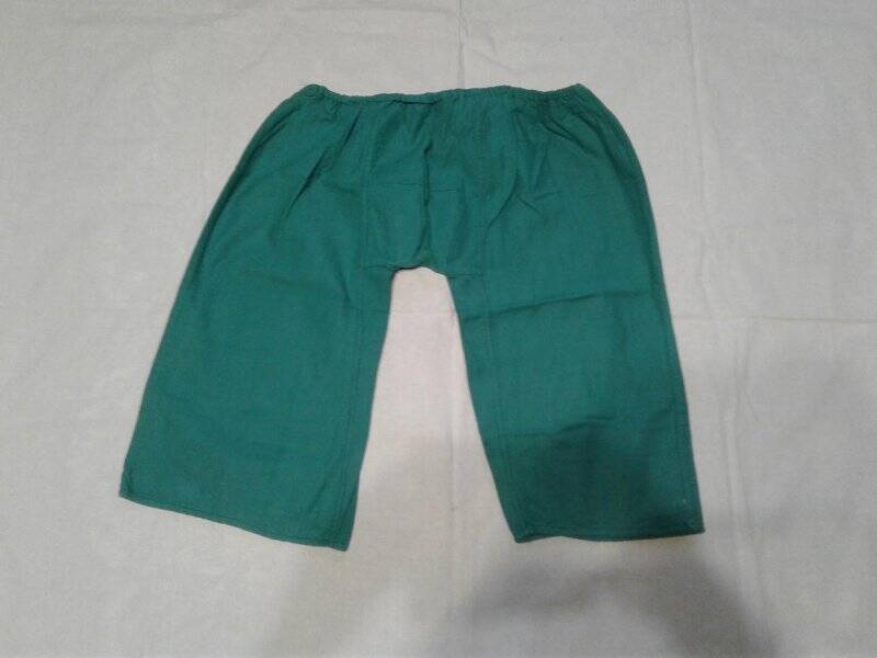 Штаны женские с широким шагом зеленого цвета.