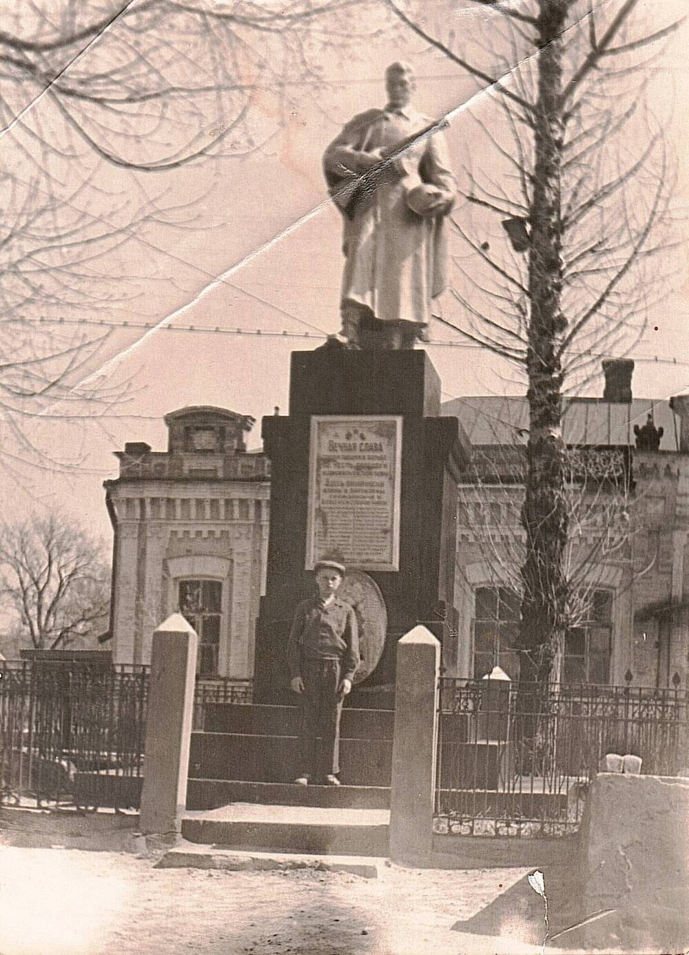 Фотография. Видовая. Запечатлен памятник погибшим советским воинам.