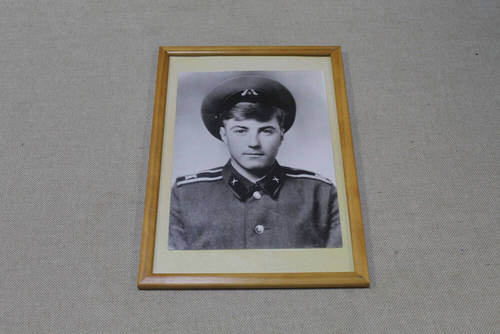 Фотография в деревянной рамке Ермашева Сергея Александровича в форме курсанта, снимок погрудный.