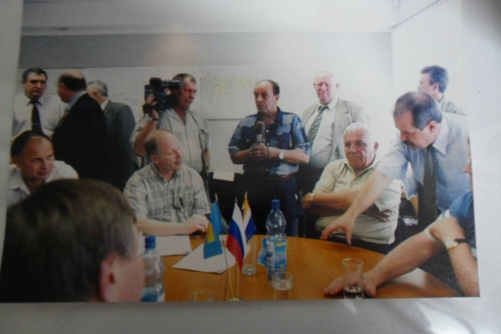 Фото сюжетное.  Идёт заседание оперативного штаба РАО ЕЭС России п. Талакан. 25.07.2002 года.