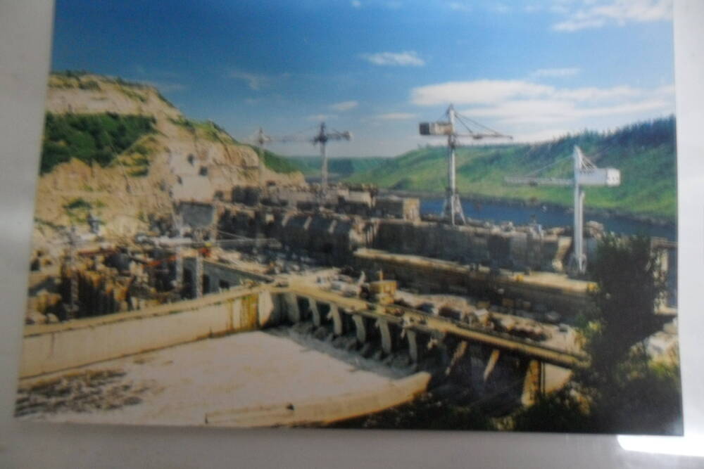 Фото видовое. Вид на строящуюся плотину Бурейской ГЭС с левого берега. п. Талакан, 2002 год.
