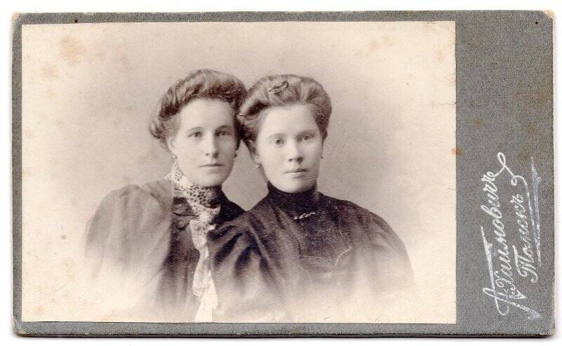 Фотография. Портрет двух молодых женщин.
