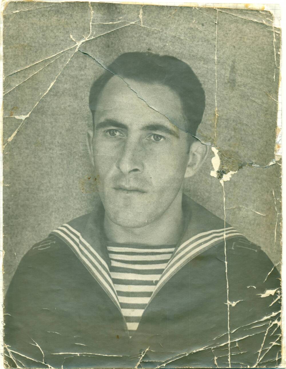 Фотография чёрно-белая: Грижневич Александр Петрович- железнодорожник, в форме моряка.