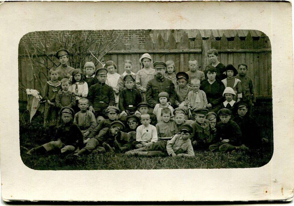 Фотография. А.В. Луначарский среди детей детского клуба 1919 г.