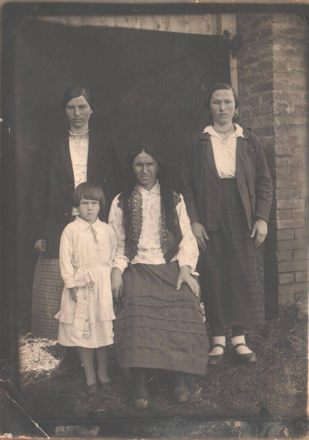 Фотография (групповая, в рост) - семья Чужмаковых: мать – Таисия Никитична, дочери – Анна, Нина, Домна, 1940 год.