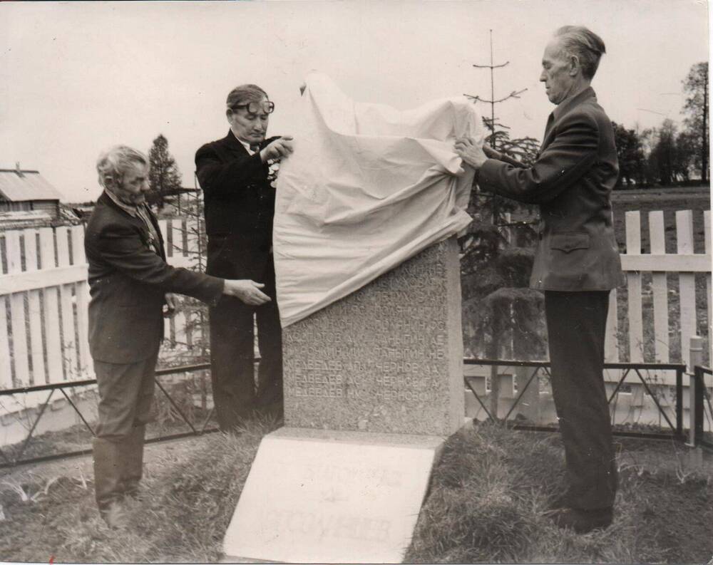 У обелиска в д.Лопсола. Открытие памятника  воинам сражавшихся  в годы Великой Отечественной войны 1941-1945 гг.
