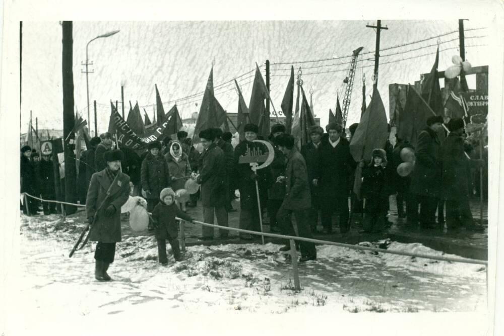 Фотография чёрно-белая: работники железной дороги на праздничной демонстрации 7 ноября.