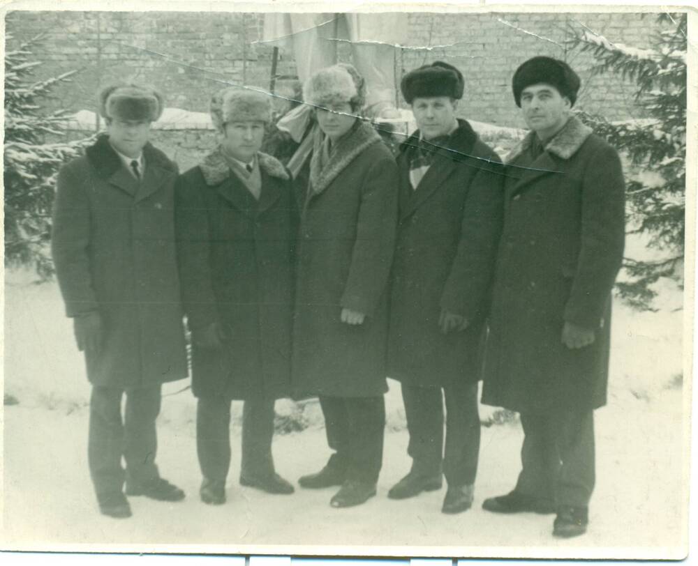 Фотография чёрно-белая: 5 мужчин-железнодорожников,1-й справа-Лысюк Алексей Яковлевич.