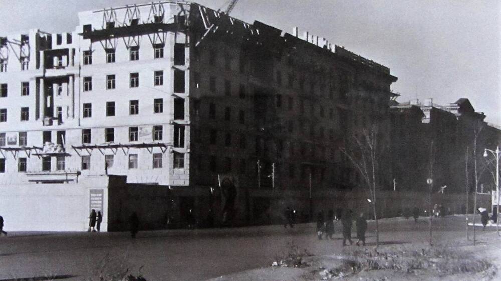 Фотография. Строительство 187 квартирного дома  на проспекте  им.Сталина.  Сталинград. 29 октября 1952 года
