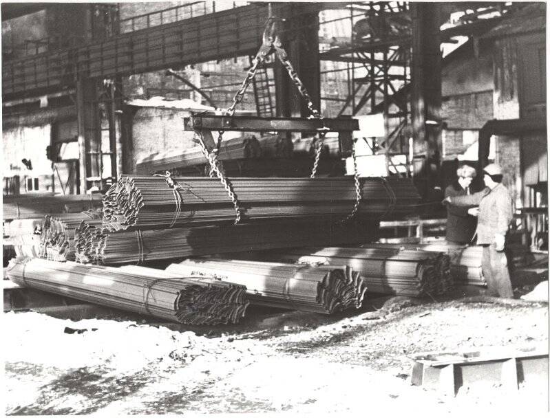 Фото ч/б. Траверса саморасцепляющая Чусовского металлургического завода на складе готовой продукции.