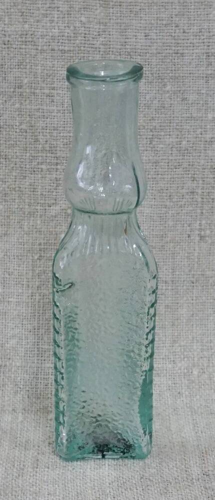 Бутылка из зелёноватого стекла