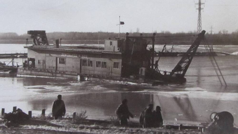 Фотография. Земснаряд 500-60 на реке Ахтуба по выемке грунта под земляную плотину 20 ноября 1952 года